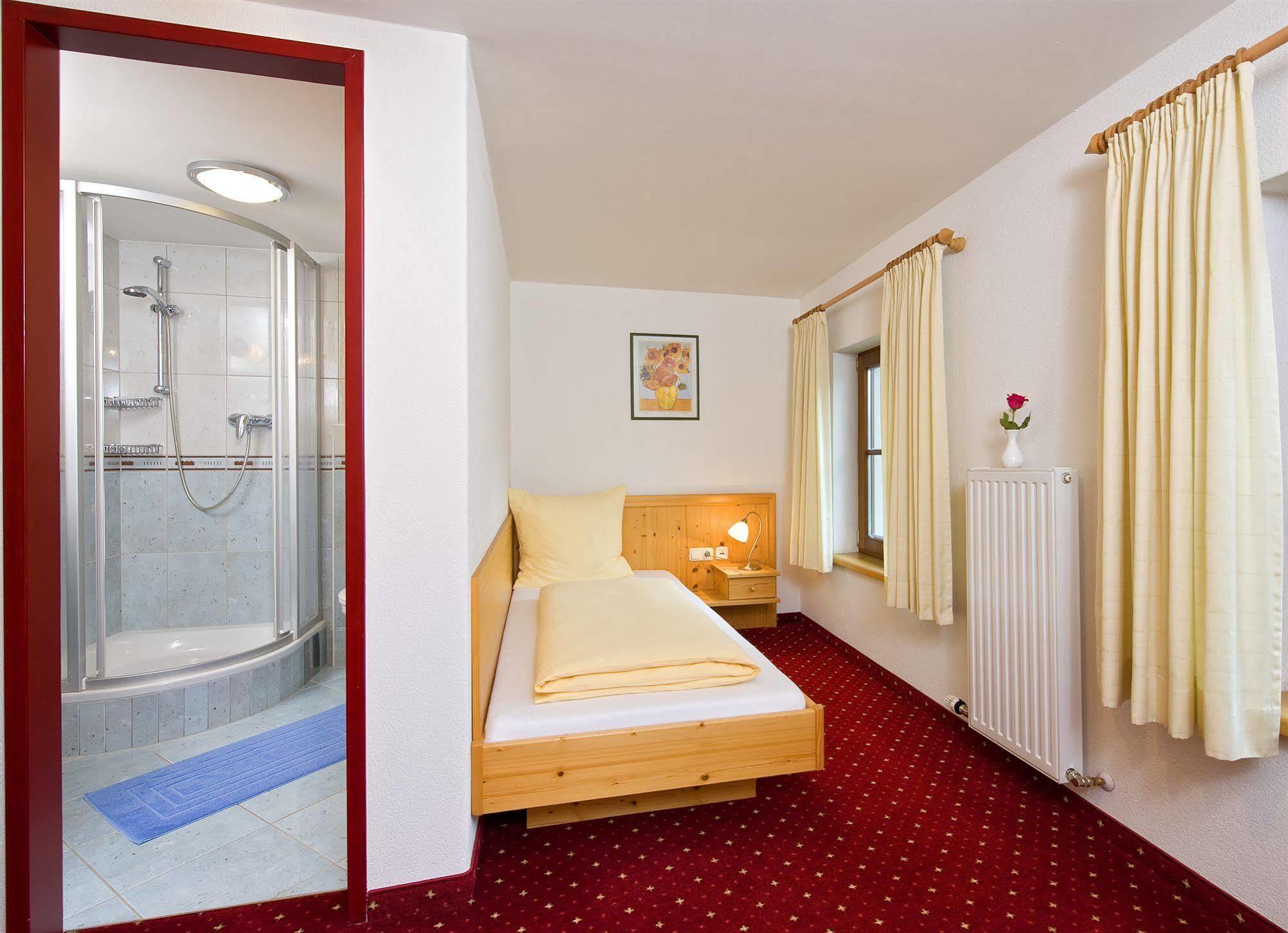 Hotel Reitlwirt Бриксен-им-Тале Стая снимка